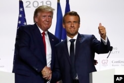 Američki predsjednik Donald Trump i francuski predsjednik Emmanuel Macron rukuju se na samitu G-7 26. avgusta 2019. u Biarritzu, Francuska.