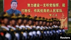 Kineski vojnici pred slikom predsednika Ši Đinpinga