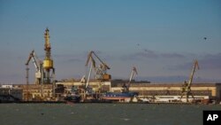 Українські ЗСУ повідомили, що завдали удару по кораблебудівному заводу "Затока" в окупованому Криму. Повідомляється про пошкодження російського корабля "Аскольд". Архівне фото: кораблебудівельний завод "Залів" в Криму. Керч