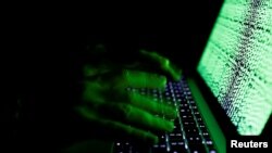 Un homme utilise un ordinateur,le 1er mars 2017.