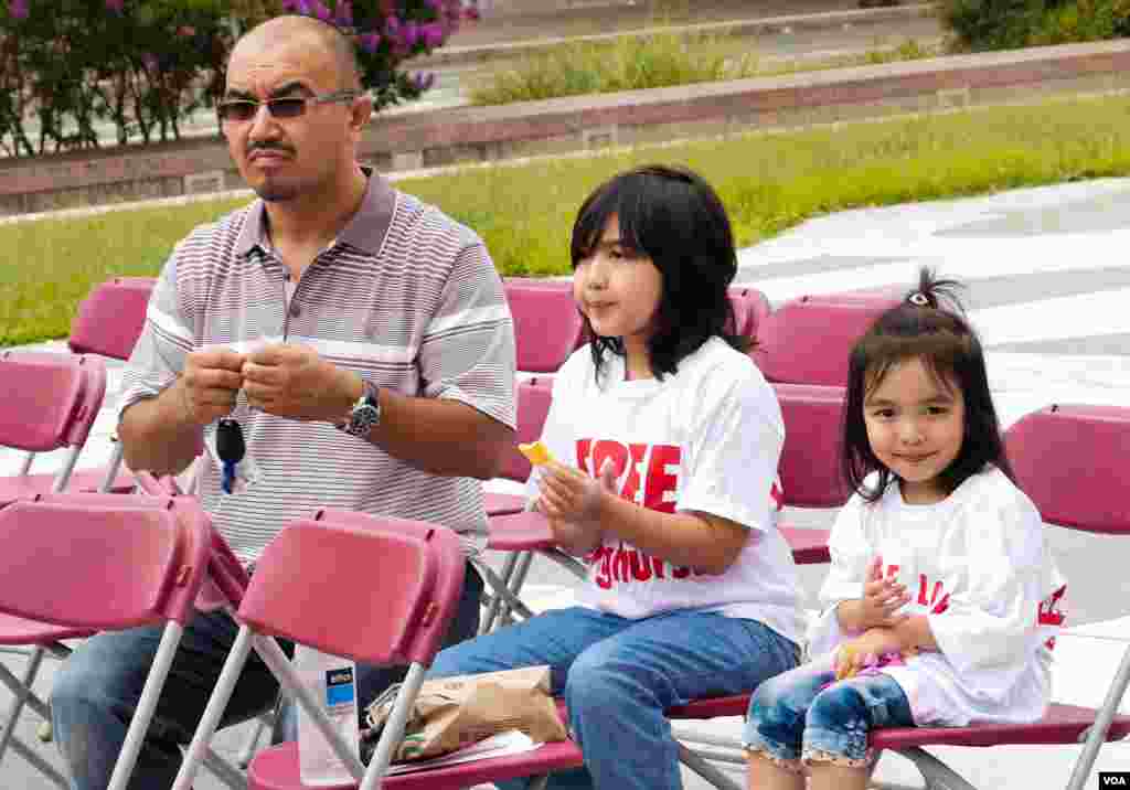 Vashingtonda Uyg'ur madaniy festivali. Tadbirdan so'ng jamoa Xitoy elchixonasi qarshisida norozilik namoyishi o'tkazdi, Vashington, 3-avgust, 2014-yil. Odil Ruzaliev surati