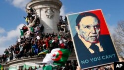 Manifestations contre une possible candidat du président Abdelaziz Bouteflika à un 5e mandat à Paris, Algérie, 10mars 2019.