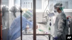 Medical personnel at work in the intensive care unit of the hospital of Brescia, Italy, Thursday, March 19, 2020. Italy has become the country with the most coronavirus-related deaths, surpassing China by registering 3,405 dead. (Claudio Furlan/LaPresse via AP)