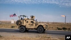 រូបឯកសារ៖ រថយន្តយោធាអាមេរិកល្បាតអណ្តូងប្រេងនៅស៊ីរី កាលពីថ្ងៃទី២៨ ខែតុលា ឆ្នាំ២០១៩។ 