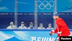 身穿防護服的中國醫護人員在北京觀看捷克冰球隊練習。（2022年1月29日）