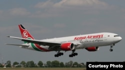 Ndege ya shirika la ndege la Kenya Airways ikitua Nairobi, Kenya
