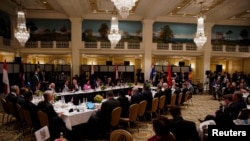 5月12日，作為美國-東盟峰會的一部分，東盟領導人與美國商務代表們在華盛頓會晤。