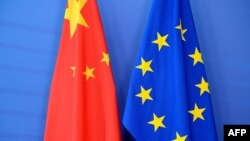 Xitoy va Yevropa Ittifoqi bayroqlari