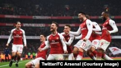Les "Gunners" d'Arsenal célèbrent apres leur victoire 2-0 contre Tottenhamen ouverture de la 12e journée de Premier League, Londres, 18 novembre 2017. (Twitter/FC Arsenal)