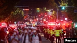 Rescatistas trabajan en el lugar donde decenas de personas resultaron heridas en una estampida durante un festival de Halloween en Seúl, Corea del Sur, el 29 de octubre de 2022. REUTERS/Kim Hong-ji