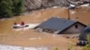 Ekipe za potragu i spasavanje traže ljude u poplavljenim kućama u Jablanici, Bosna i Hercegovina, petak, 4. oktobra 2024. (AP Photo/Armin Durgut)