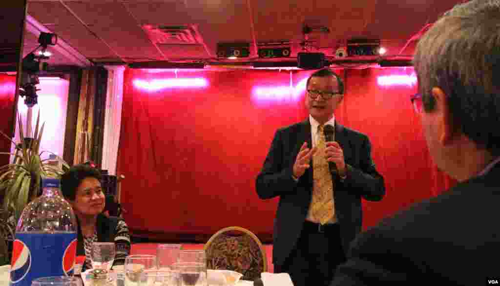 លោក&nbsp;សម រង្ស៊ី ប្រធាន​គណបក្ស​សង្គ្រោះ​ជាតិ&nbsp;ឆ្លើយ​សំណួរ​ក្នុង​ការ​ជួប​ជុំ​សំណេះ​សំណាល​ជា​មួយ​ពលរដ្ឋ​ខ្មែរ​ក្នុង​តំបន់​រដ្ឋធានី​វ៉ាស៊ីនតោន​នៅ​ក្នុង​ភោជនីយដ្ឋាន&nbsp;Harvest Moon&nbsp;រដ្ឋ&nbsp;Virginia&nbsp;កាល​ពី​ថ្ងៃ​ព្រហស្បតិ៍&nbsp;ទី០៦ ខែ​តុលាឆ្នាំ២០១៦។