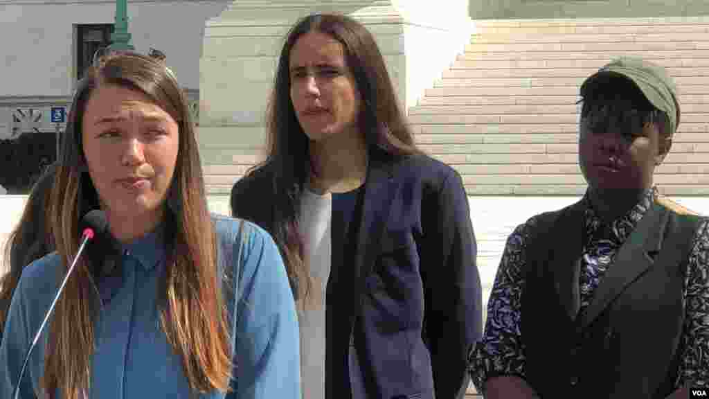 Kelsey Juliana (ឆ្វេង​មុខ), Xiuhtezcatl Martinez (កណ្ដាល​ខាង​ក្រោយ), Vic Barret (ស្ដាំ​ខា​ងក្រោយ) ដើម​បណ្ដឹង​រឿង​ក្ដី ​Juliana v. United States នៅក្នុង​សន្និសីទ​សារព័ត៌មាន​នៅ​មុខ​តុលាការ​កំពូល​សហរដ្ឋ​អាមេរិក​កាល​ពី​ថ្ងៃ​ទី​ ១៨ ខែ​កញ្ញា ឆ្នាំ២០១៩។ (ហ៊ុល រស្មី/VOA)