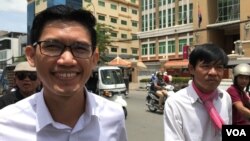 Yeang Sothearin (left) and Uon Chhin, former reporters for Radio Free Asia, walk out from the Phnom Penh Municipal Court, Phnom Penh, August 9, 2019. (Kann Vicheika/VOA Khmer)