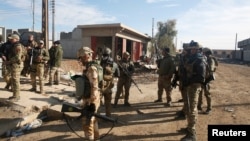 Les forces irakiennes sont sur les lieux de l'attentat à l'est de Mossoul, en Irak, le 22 décembre 2016.