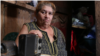 Campesina nicaragüense sostiene su radio, su único medio para informarse.