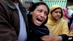 A Pakistani Christian woman mourns over a family member who was killed from a suicide bombing attack near two churches in Lahore, Pakistan, March 15, 2015. 