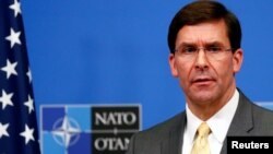 El secretario de Defensa de EE.UU., Mark Esper, habla en una conferencia de prensa en la sede de la OTAN en Bruselas el jueves, 13 de febrero de 2020.