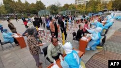 中国山东省青岛市的医护人员继续给市民做新冠病毒核酸检测。（2020年10月13日）