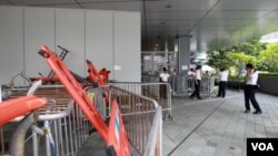 香港爭取民主的示威者同意拆除阻塞政府總部附近的部分路障。(照片來源: 香港蘋果日報網站)