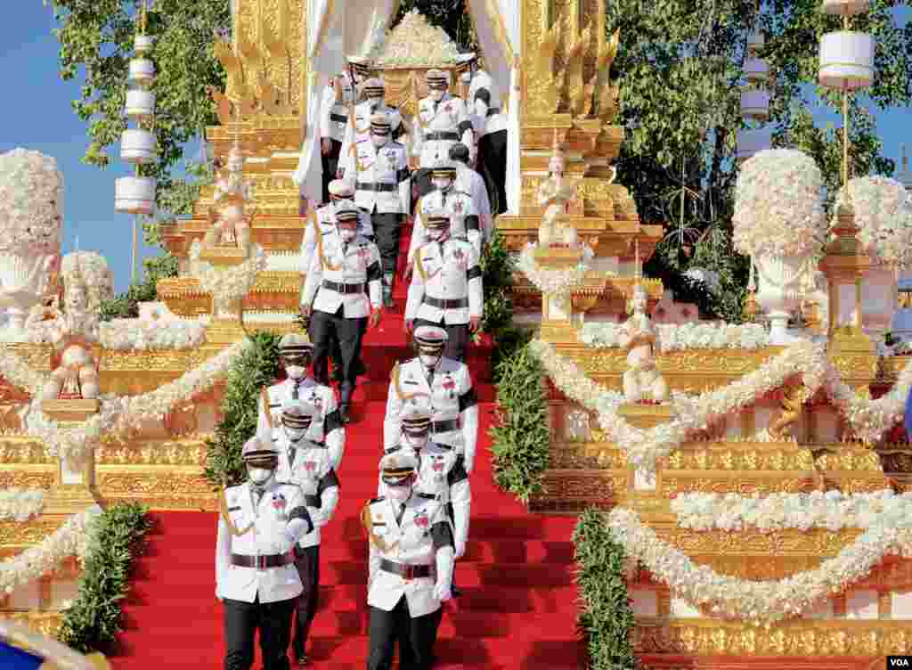 ពិធី​បូជា​ព្រះ​សព​របស់​សម្តេច​ក្រុម​ព្រះ​ ​នរោត្តម​ រណឫទ្ធិ​ នៅ​វាល​ព្រះមេរុ ​មុខ​​វត្តបុទមវតី​ រាជធានី​ភ្នំពេញ​ ថ្ងៃទី៨​ ខែធ្នូ​ ឆ្នាំ​២០២១។ (ខាន់ សុគុំមនោ​/វីអូអេ​)