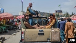 Talibanski borci voze se kroz pijacu u Kabulu, Avganistan, 17. avgusta 2021.