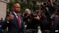 Градоначалникот на Њујорк Ерик Адамс, го напушта Федералниот суд на Менхетн по појавувањето на 27 септември 2024 година во Њујорк