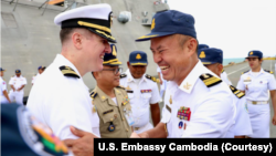 美國海軍薩凡納號（USS Savannah）驅逐艦抵達柬埔寨西哈努克港後，該艦艇官兵與柬埔寨皇家武裝部隊官兵進行友好交流。 （2024年12月16日）