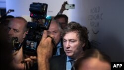 El presidente de Argentina, Javier Milei, sale rodeado de medios de comunicación después de pronunciar un discurso en la reunión del Foro Económico Mundial en Davos, el 17 de enero de 2024.
