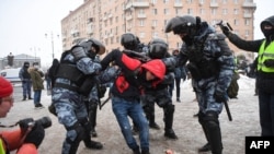 La policía antidisturbios detiene a un hombre durante un mitin en apoyo del encarcelado líder opositor Alexei Navalny en Moscú, Rusia, el 31 de enero de 2021.