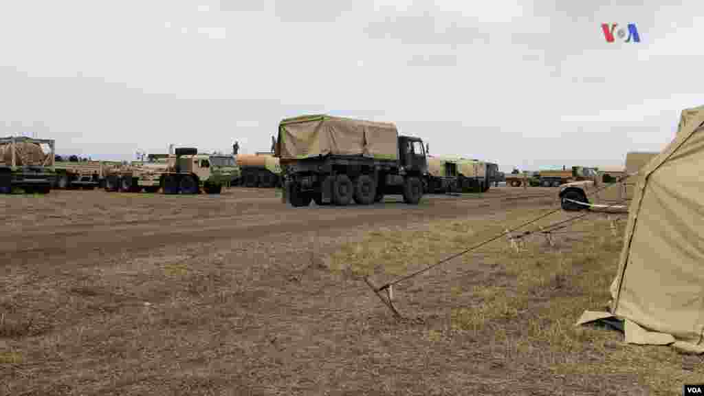 El presidente Donald Trump ha dicho que todos los inmigrantes que buscan asilo tendrán que presentarse legalmente en un puerto de entrada y advirtió: "Aquellos que elijan violar nuestras leyes y entrar ilegalmente ya no podrán utilizar reclamos sin mérito para obtener la admisión automática en nuestro país. Los detendremos durante mucho tiempo si es necesario".