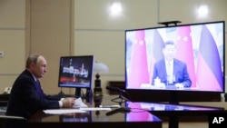 বছরের শুরুতে রাশিয়ার প্রেসিডেন্ট ভ্লাদিমির পুতিন চীনের শি জিনপিং-এর সাথে ভিডিও কনফারেন্সের মাধ্যমে আলোচনা করেন। ফটোঃ ২১ জানুয়ারি, ২০২৫। 