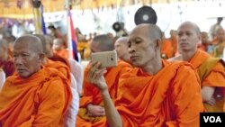 រូបឯកសារ៖ ព្រះសង្ឃប្រើប្រាស់ទូរស័ព្ទដៃ ថតផ្ដិតយកទិដ្ឋភាពពិធីរំឭកខួប៧០ឆ្នាំនៃការបាត់បង់ទឹកដីកម្ពុជាក្រោម ដែលធ្វើឡើងនៅខណ្ឌសែនសុខ រាជធានីភ្នំពេញ កាលពីថ្ងៃទី៤ ខែមិថុនា ឆ្នាំ២០១៩។ (អូន ឆេងប៉រ/VOA)