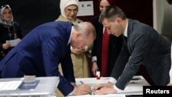 ساتی دەنگدانی ڕەجەب تەیب ئەرۆغان لە ئیستانبوڵ بۆ هەڵبژاردنی شارەوانییەکانی تورکیا لە ڕۆژی 31-3-2024.