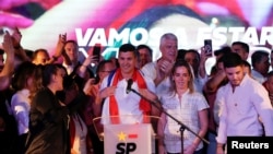 El candidato presidencial paraguayo Santiago Peña del gobernante Partido Colorado habla en la sede del partido mientras él y su compañero de fórmula Pedro Alliana lideran la carrera presidencial de Paraguay, según primeros resultados, en Asunción, el 30 de abril de 2023.