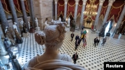 Gestores republicanos de la Cámara de Representantes entregan artículos de juicio político al secretario Alejandro Mayorkas el martes, 16 de abril de 2024.