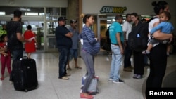 Texas shtatida yordam kutayotgan migrantlar