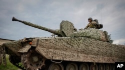 Ukrajinski vojnik na švedskom borbenom vozilu vozi se putem prema položajima u blizini Bakhmuta, oblast Donjecka, Ukrajina, 25. juni 2023. (Foto: Roman Chop preko AP-a)