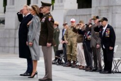 Veterani Drugog svetskog rata salutiraju tokom ceremonije u Muzeju Drugog svetskog rata, tokom proslave 75-ogodišnjice pobede nad fašizmom u Evropi, zajedno sa predsednikom SAD Donaldom Trampom i prvom damom Melanijom, u Vašingtonu, u petak, 8. maja 2020.