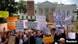 Демократи протестують проти звільнення директора ФБР Джеймса Комі