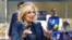 Jill Biden habla con los periodistas mientras hace campaña a favor de su esposo en San Petersburgo, Florida, en noviembre de 2020.