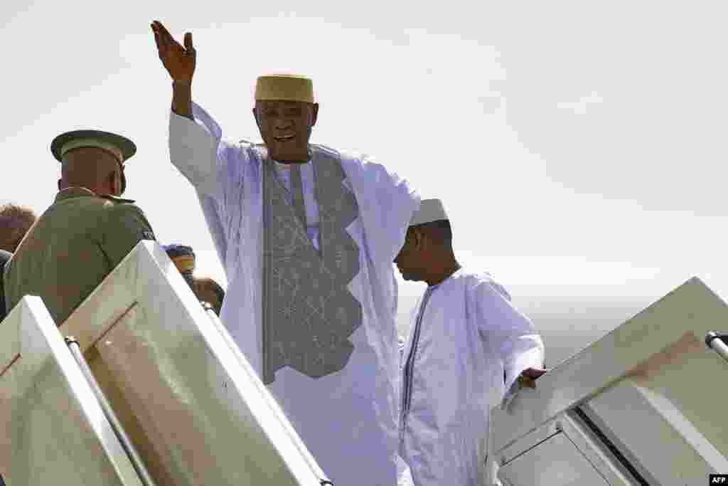 Tsohon shugaban kasar Mali Amadou Toumani Toure na Garda jama'a a lokacinda yake fitowa daga jirgin sama a Bamako, Disemba 24, 2017 &nbsp;