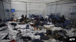 Niños descansan en el centro de detención del Departamento de Seguridad Nacional de Donna, Texas, el principal centro de detención para niños no acompañados en el Valle del Río Grande. Marzo 30 de 2021.