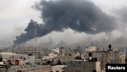 2023年12月10日，在以色列與巴勒斯坦伊斯蘭組織哈馬斯之間持續不斷的衝突中，以色列發動攻擊後，加薩走廊南部的汗尤尼斯冒出濃煙。(路透社圖片）