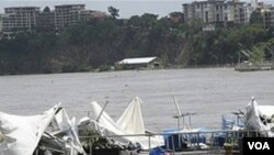 Los restos del restaurante flotante llamado Drift Cafe, flotan a la deriva en las calle de Brisbane.