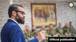 حمدالله محب هنگام سخنرانی در میان شماری از نظامیان پیشین افغانستان که تاریخ و محل آن مشخص نیست