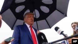 Rais wa zamani wa Marekani Donald Trump akizungumza na waandishi wa habari kwenye uwanja wa ndege wa Ronald Reagan, kabla ya kuelekea mahakamani kusikiliza mashtaka dhidi yake, Agosti 3, 2024.