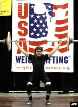 Hijobdagi shtangachi - og'ir atletika bilan shug'ullanadigan muslima