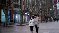 En Shánghai y otras ciudades de China tampoco hay mucha gente en las calles y los pocos transeúntes llevan máscaras.
