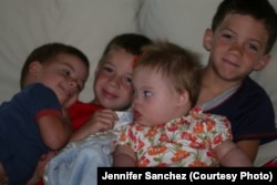 Софія з братиками у перші дні свого перебування в домі Санчесів. Каліфорнія, 2010 р.